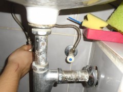 Voda iz wc šolje ne odlazi u kanalizaciju već izlazi ispod šolje